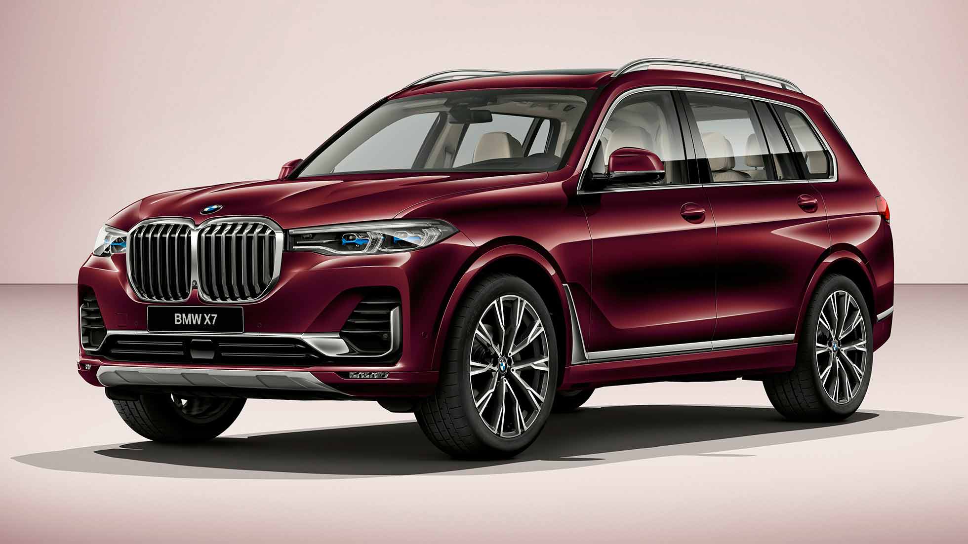 Версия BMW Individual X7 40i xDrive Студийный снимок BMW Individual X7 40i xDrive, вид спереди с поворотом в три четверти
