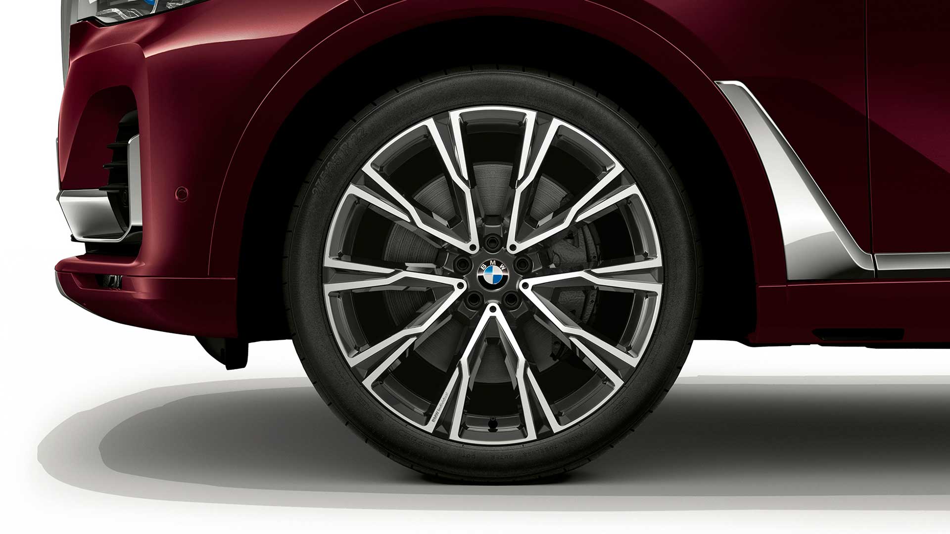 BMW Individual X7 40i xDrive: легкосплавный диск BMW Individual X7 40i xDrive: крупный план легкосплавного диска