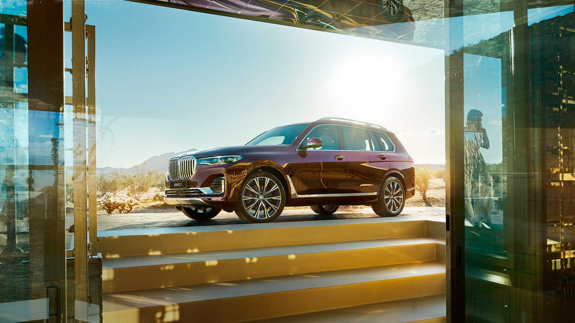 BMW Individual X7 xDrive40i, вид сбоку BMW X7 с кузовом цвета Ametrin (металлик), вид сбоку, в неподвижном состоянии