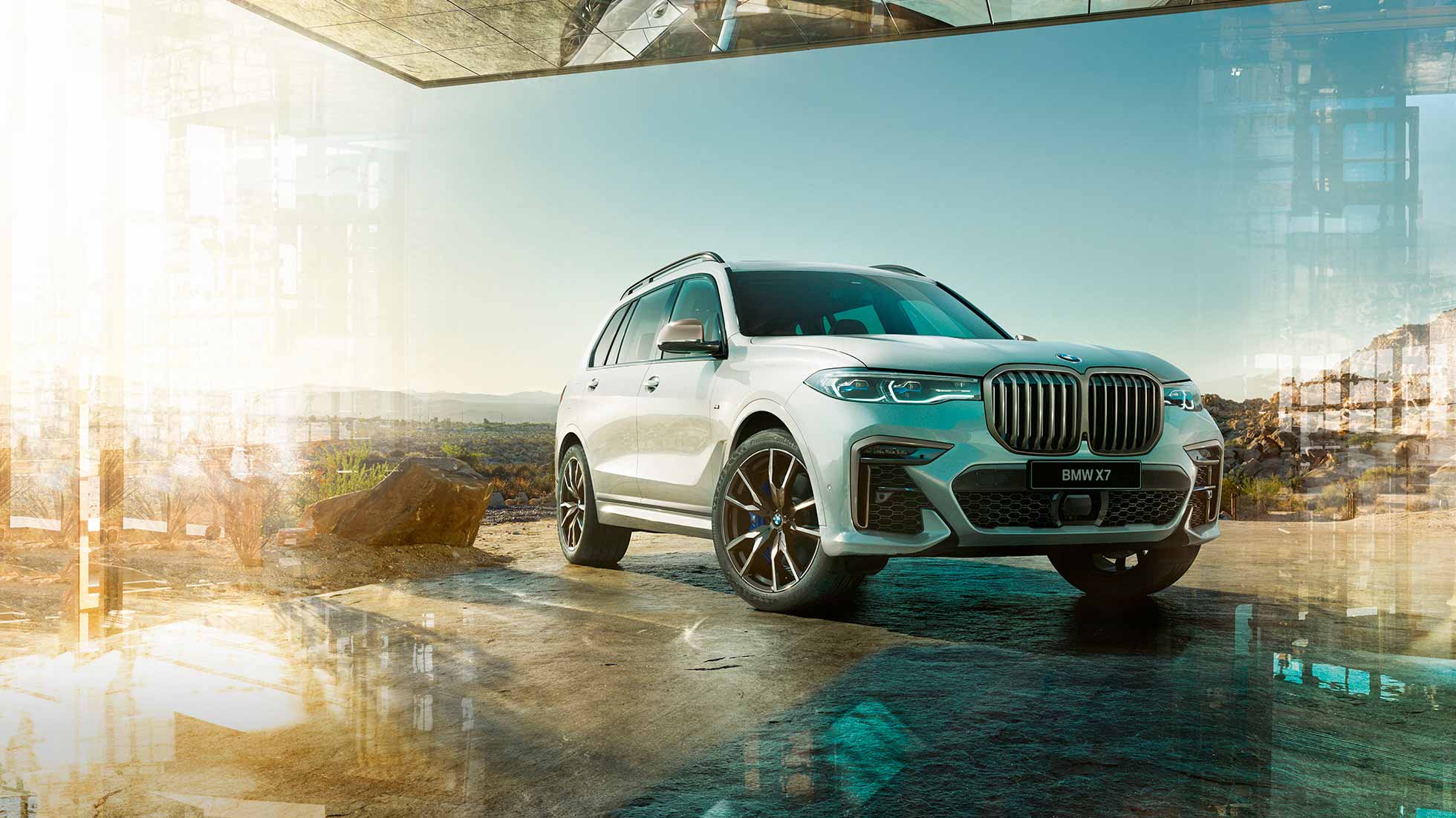 BMW X7 M50d, вид спереди с поворотом в три четверти BMW X7 M50d: вид спереди с поворотом в три четверти, в неподвижном состоянии