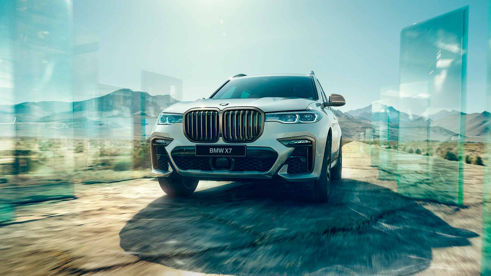 BMW X7 M50d, кадр с низкой точки BMW X7 M50d белого цвета: кадр с низкой точки
