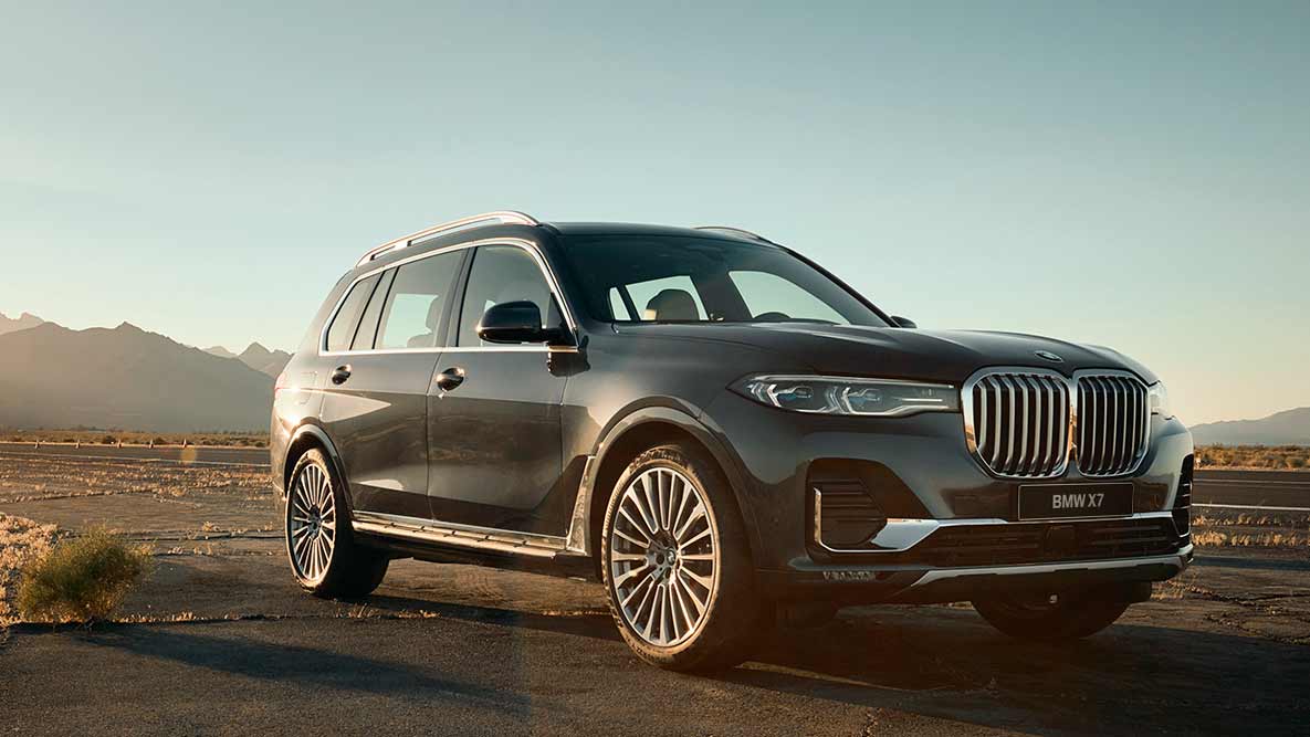 Система Executive Drive Pro Система Executive Drive Pro: BMW X7 в движении, вид спереди с поворотом в три четверти