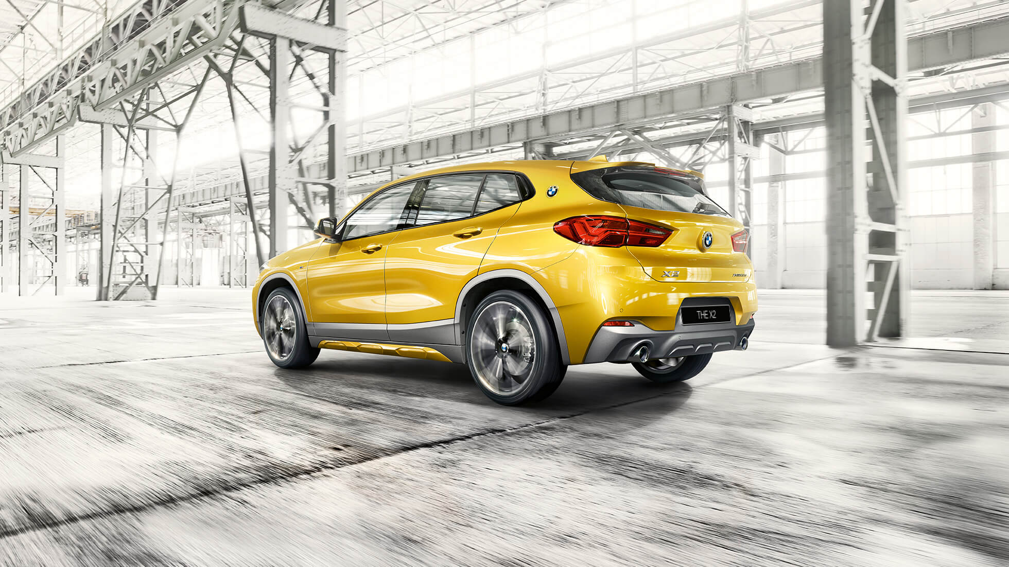 BMW X2 SUV F39, вид сбоку с поворотом в три четверти. BMW X2 SUV 2018 F39, вид сбоку с поворотом в три четверти, гальваническое покрытие золотой металлик.