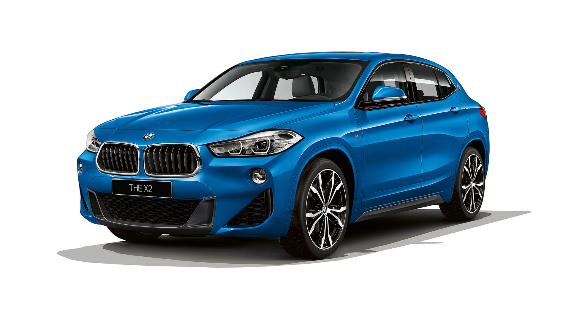 BMW X2 sDrive20i model M Sport 2018 F39, вид спереди с поворотом в три четверти. BMW X2 sDrive20i model M Sport 2018 F39, вид спереди с поворотом в три четверти, мизано синий металлик.