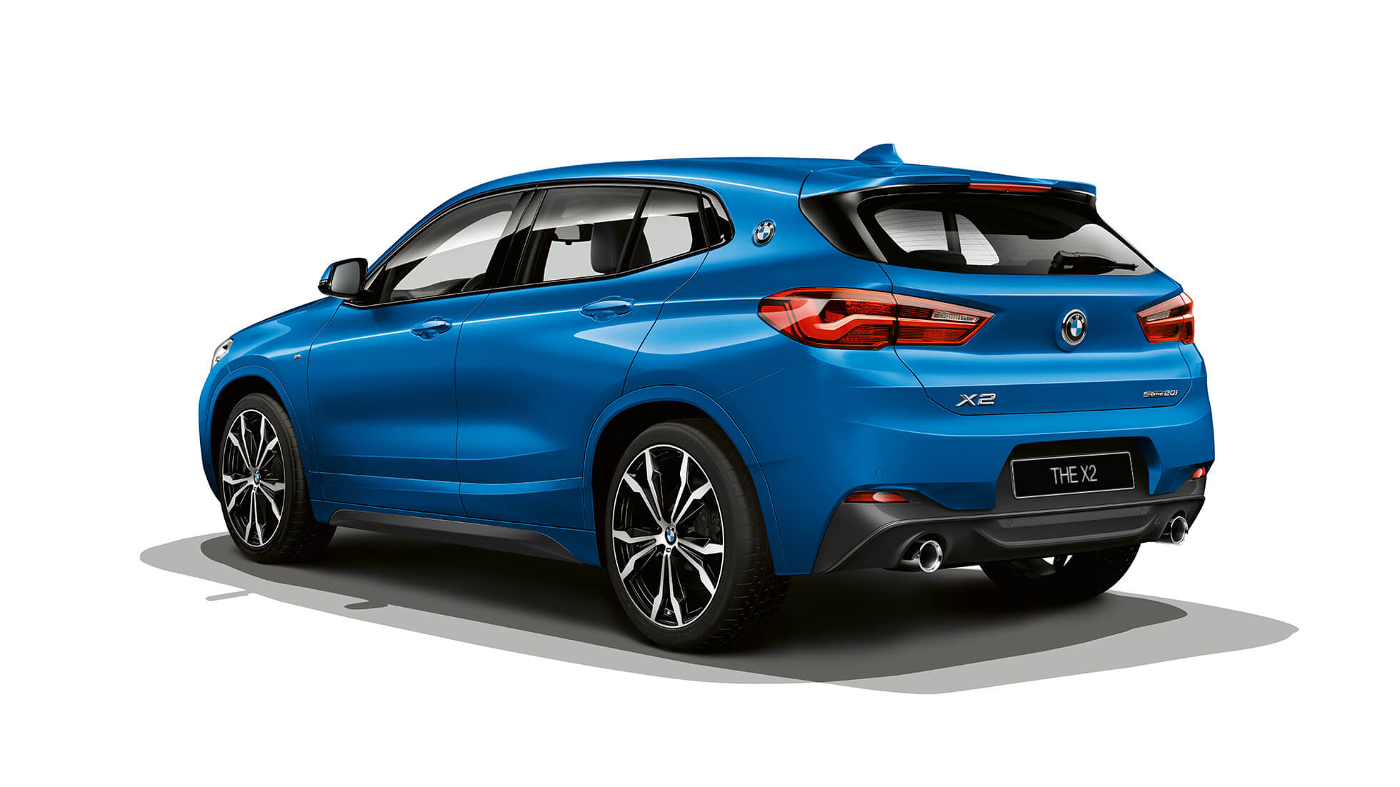 BMW X2 sDrive20i model M Sport, вид сбоку с поворотом в три четверти. BMW X2 sDrive20i model M Sport 2018 F39, вид сбоку с поворотом в три четверти, мизано синий металлик.