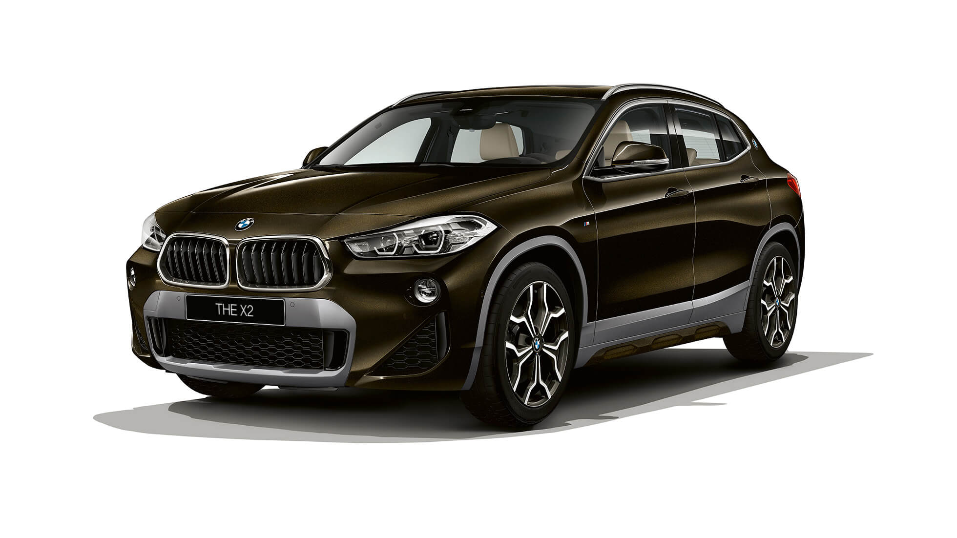 BMW X2 sDrive20i model M Sport X, вид сбоку с поворотом в три четверти. BMW X2 sDrive20i model M Sport X, вид сбоку с поворотом в три четверти, искрящийся шторм с бриллиантовым эффектом.