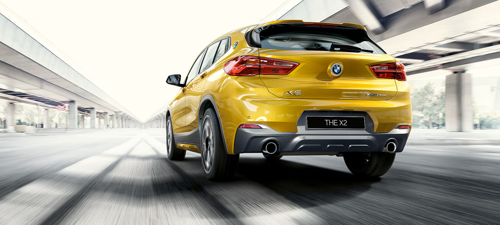 BMW X2 SUV F39 вид сзади. BMW X2 SUV 2018 F39 вид сзади, гальваническое покрытие золотой металлик.