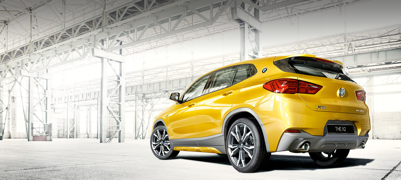 BMW X2 F39, вид сбоку с поворотом в три четверти. BMW X2 2018 F39, вид сбоку с поворотом в три четверти, гальваническое покрытие золотой металлик.