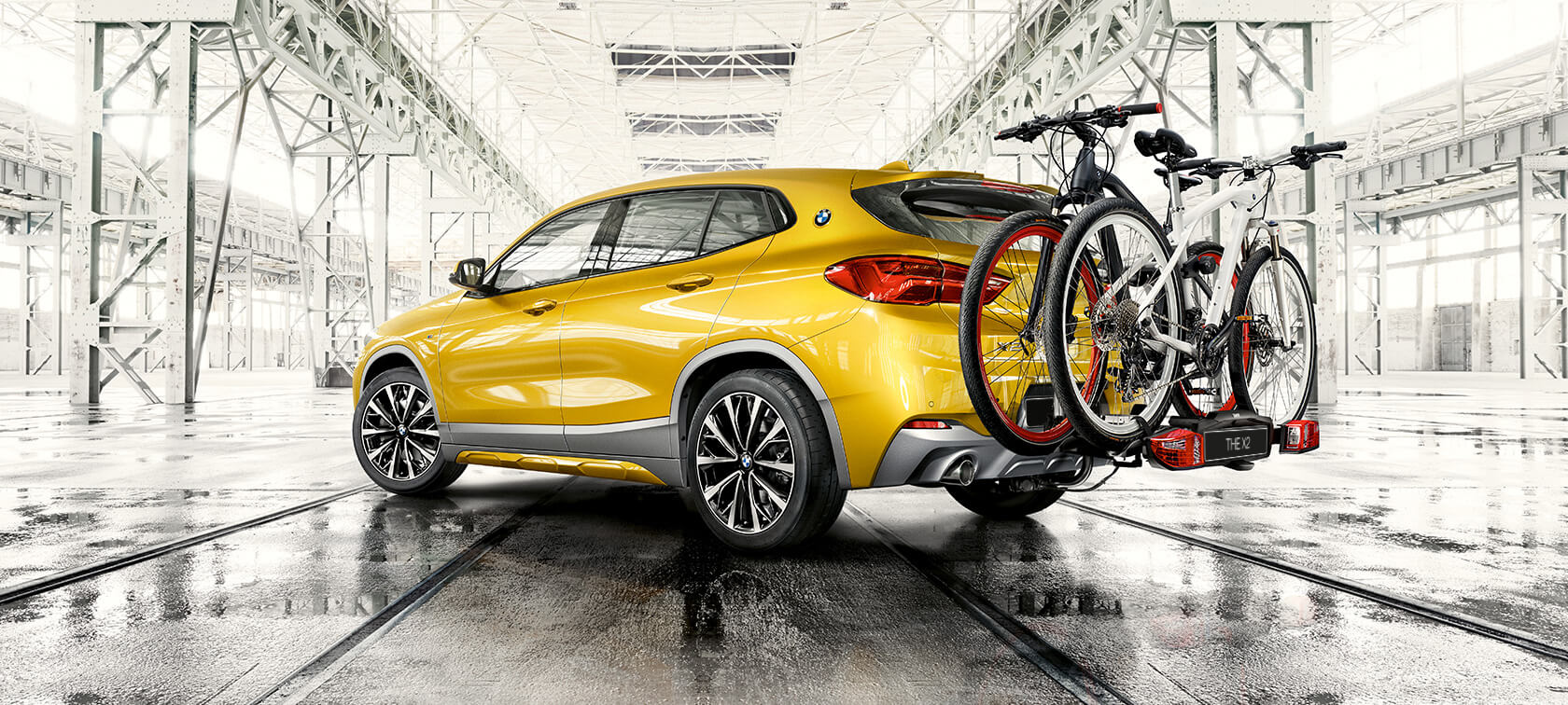 BMW X2 2018 F39, вид сзади в три-четверти BMW X2 2018 F39, цвет Galvanic Gold metallic, вид сзади в три-четверти
