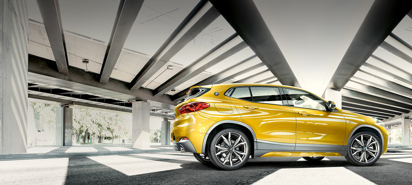 BMW X2 F39 вид сбоку BMW X2 2018 F39 Galvanic Gold metallic, вид сбоку, на парковке