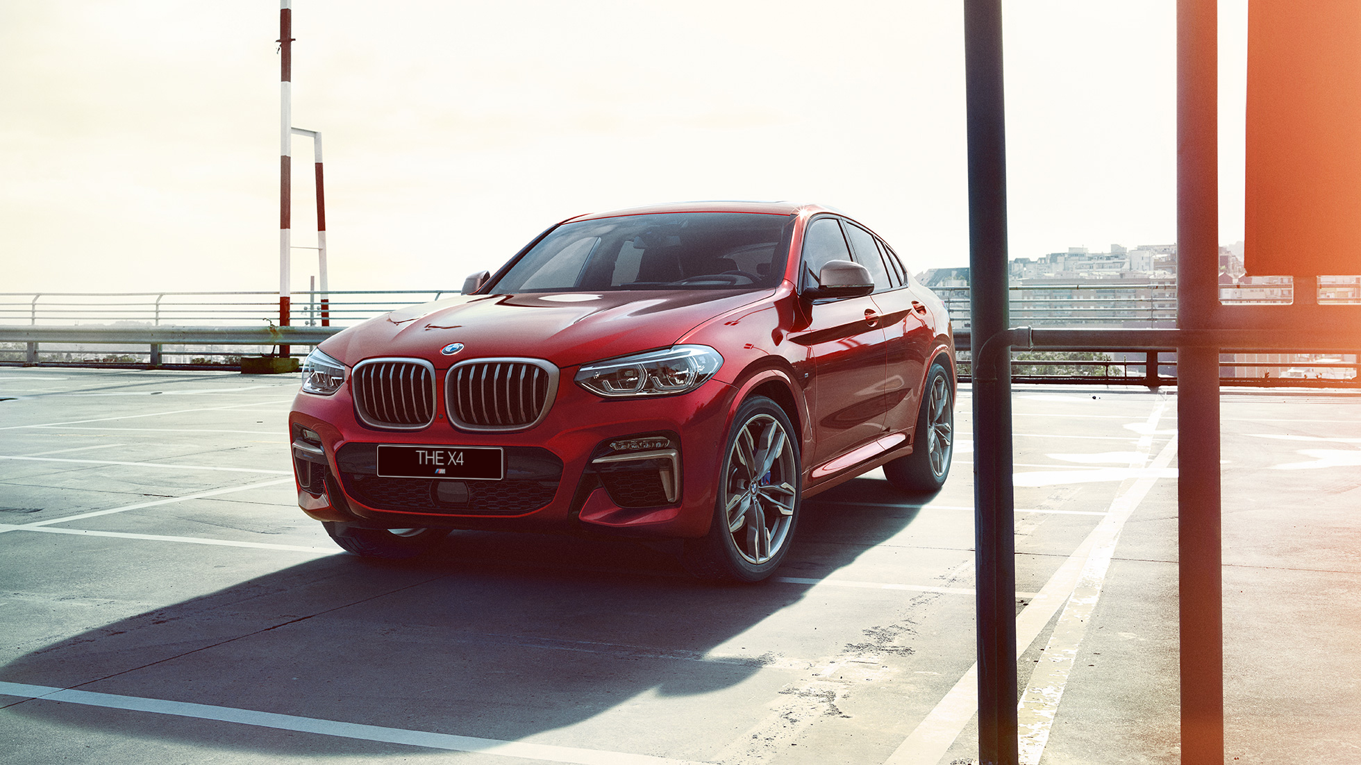 BMW X4 экстерьер BMW X4 M40i G02 Flamenco Red, экстерьер, вид в три четверти, на парковке