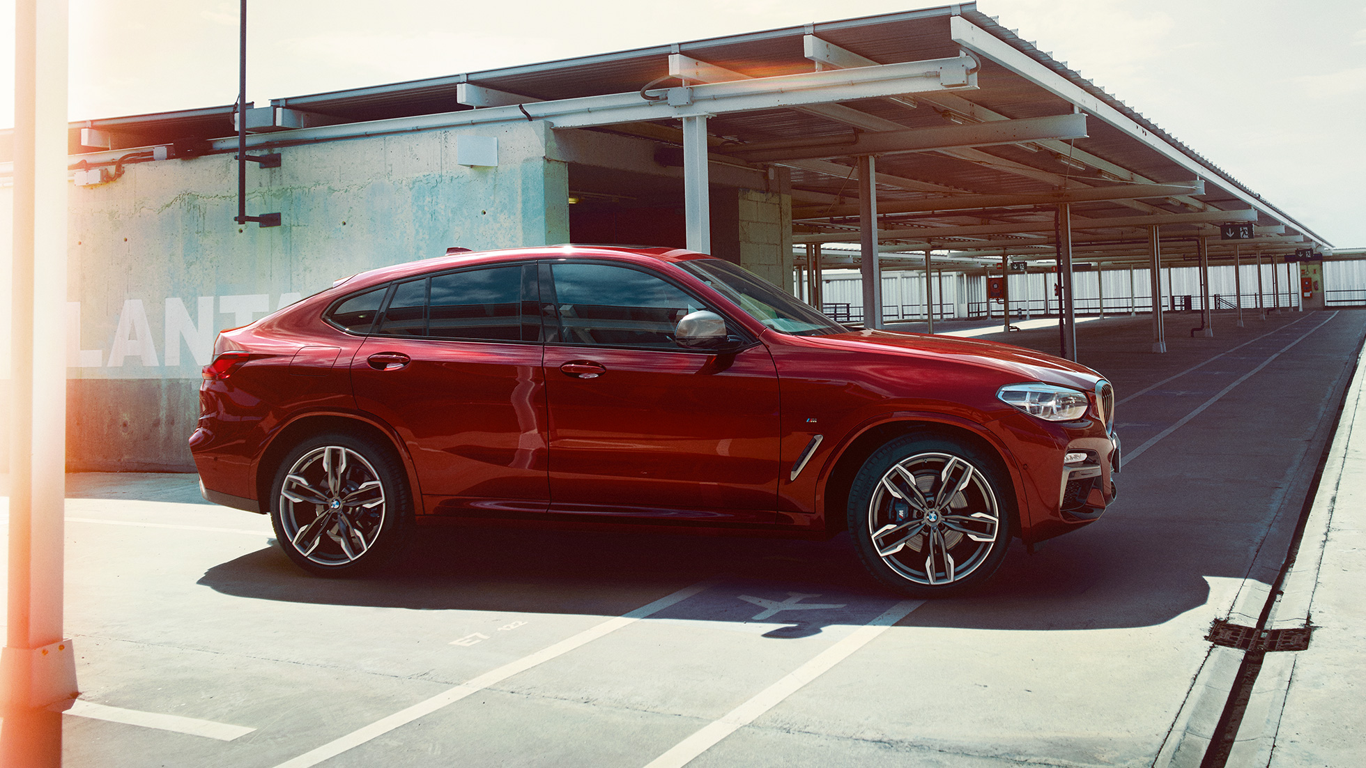 BMW X4 спортивный силуэт BMW X4 M40i G02 Flamenco Red, спортивный силуэт