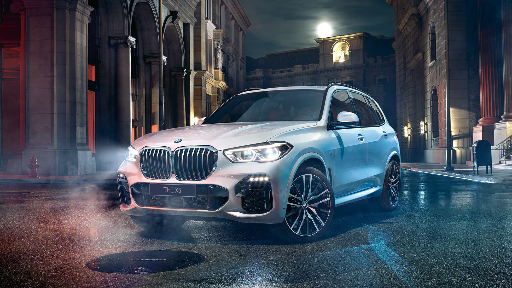 BMW X5 вид спереди в три четверти BMW X5 G05 Mineral White metallic, вид спереди в три четверти, стоя ночью
