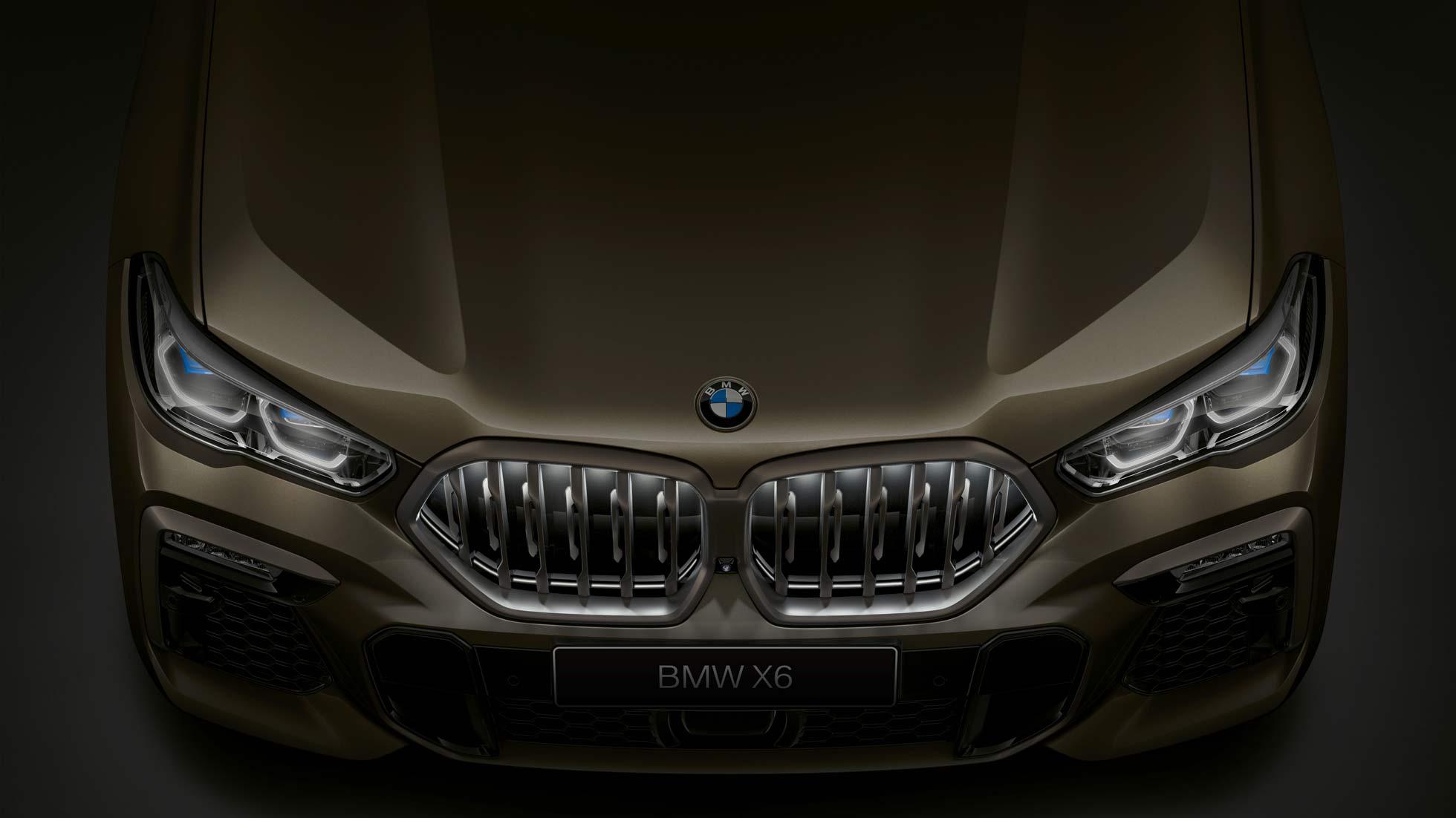BMW X6, вид спереди Крупный план передней части BMW X6 с решеткой радиатора BMW Iconic Glow, вид с высоты птичьего полета