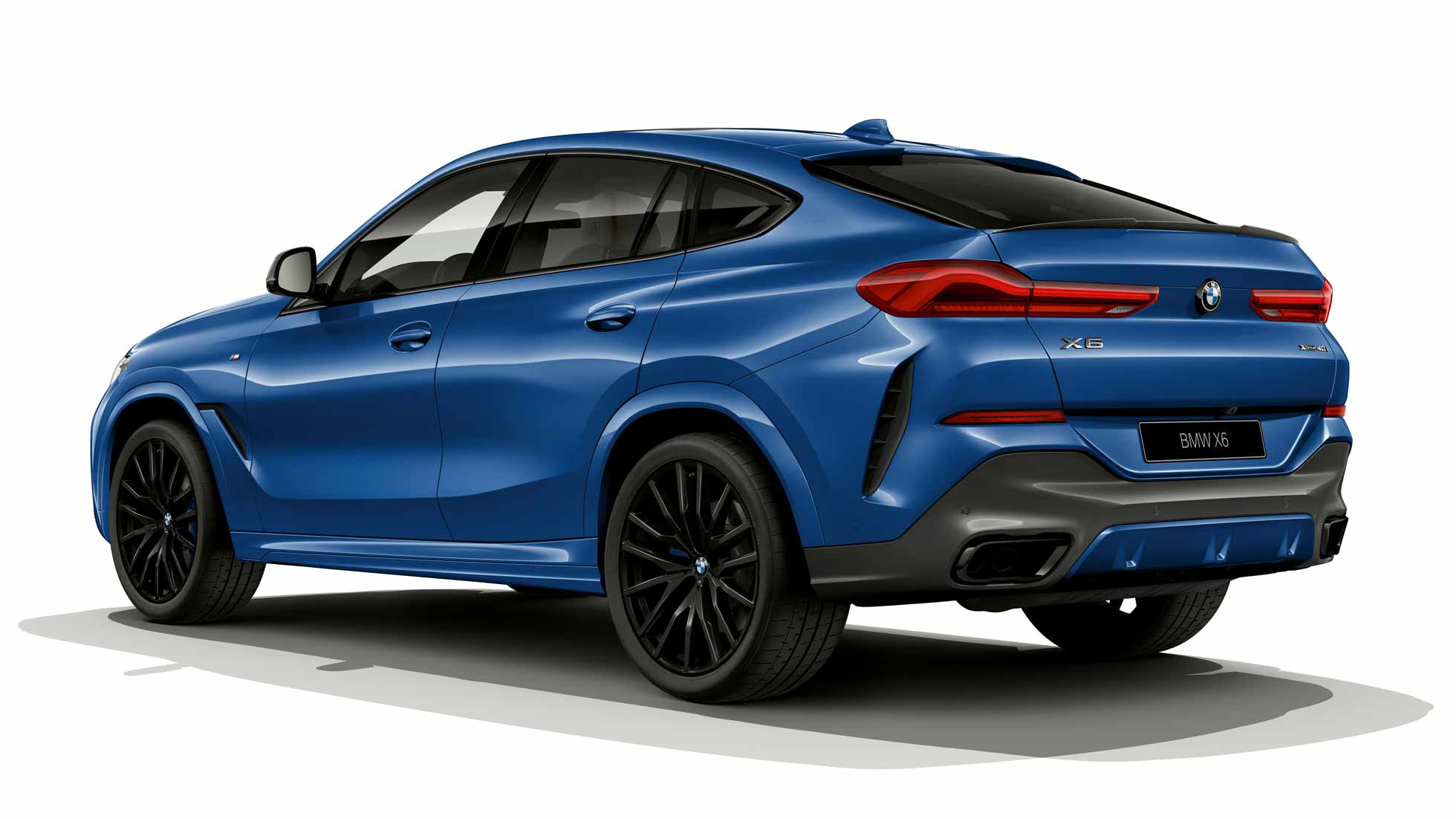 BMW X6 с пакетом M Sport, вид сзади BMW X6 с пакетом M Sport, вид сзади с поворотом в три четверти