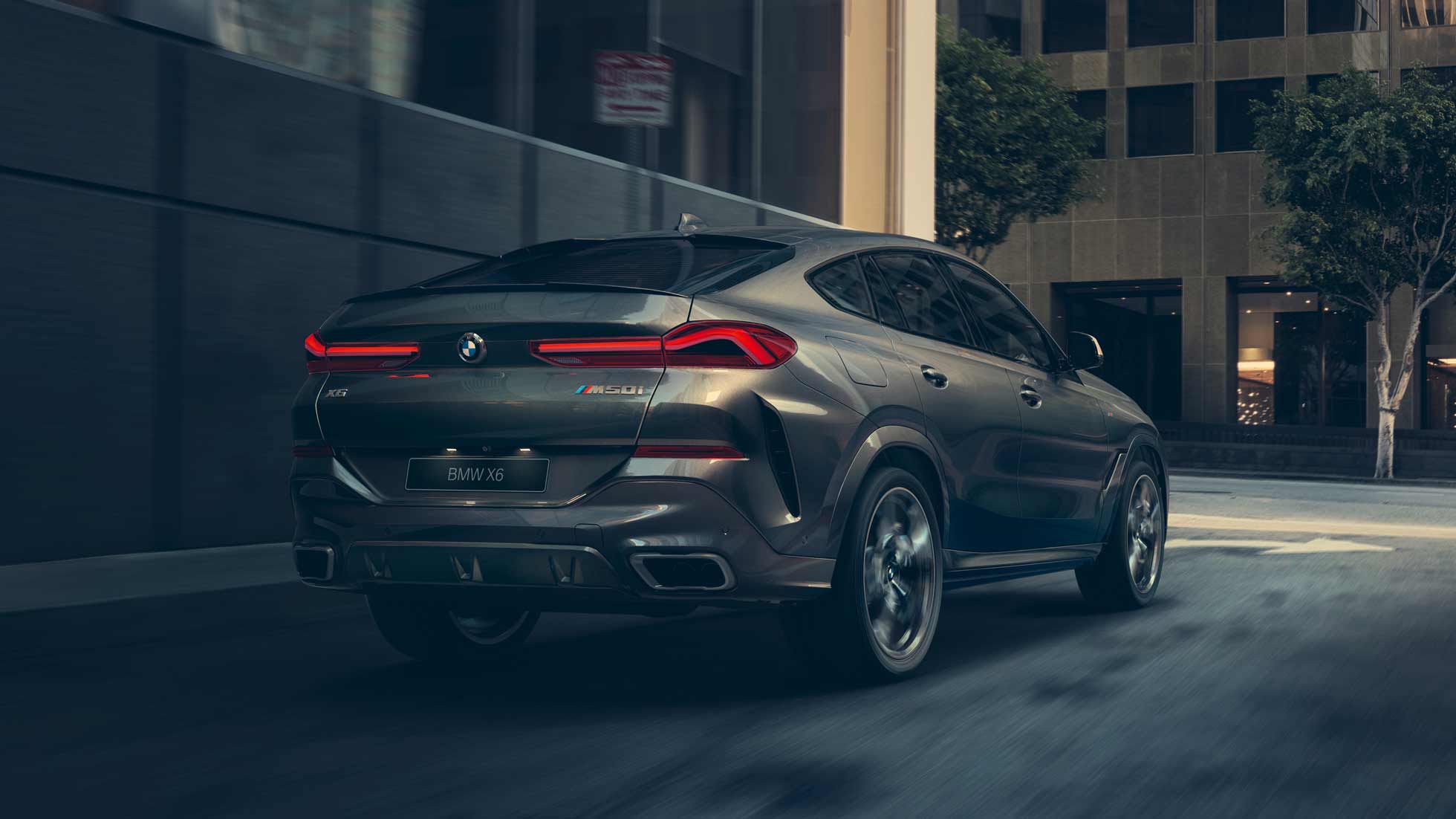 Адаптивная подвеска M Professional BMW X6, вид сзади с поворотом в три четверти