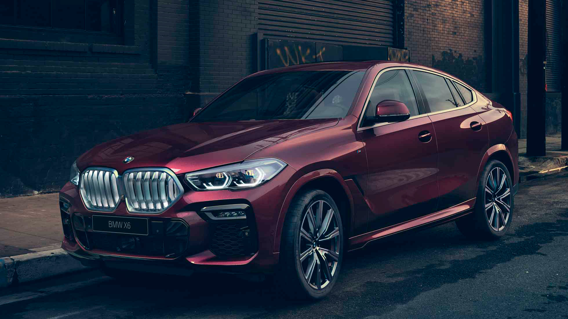 BMW X6 Individual, вид неподвижного автомобиля спереди с поворотом в три четверти