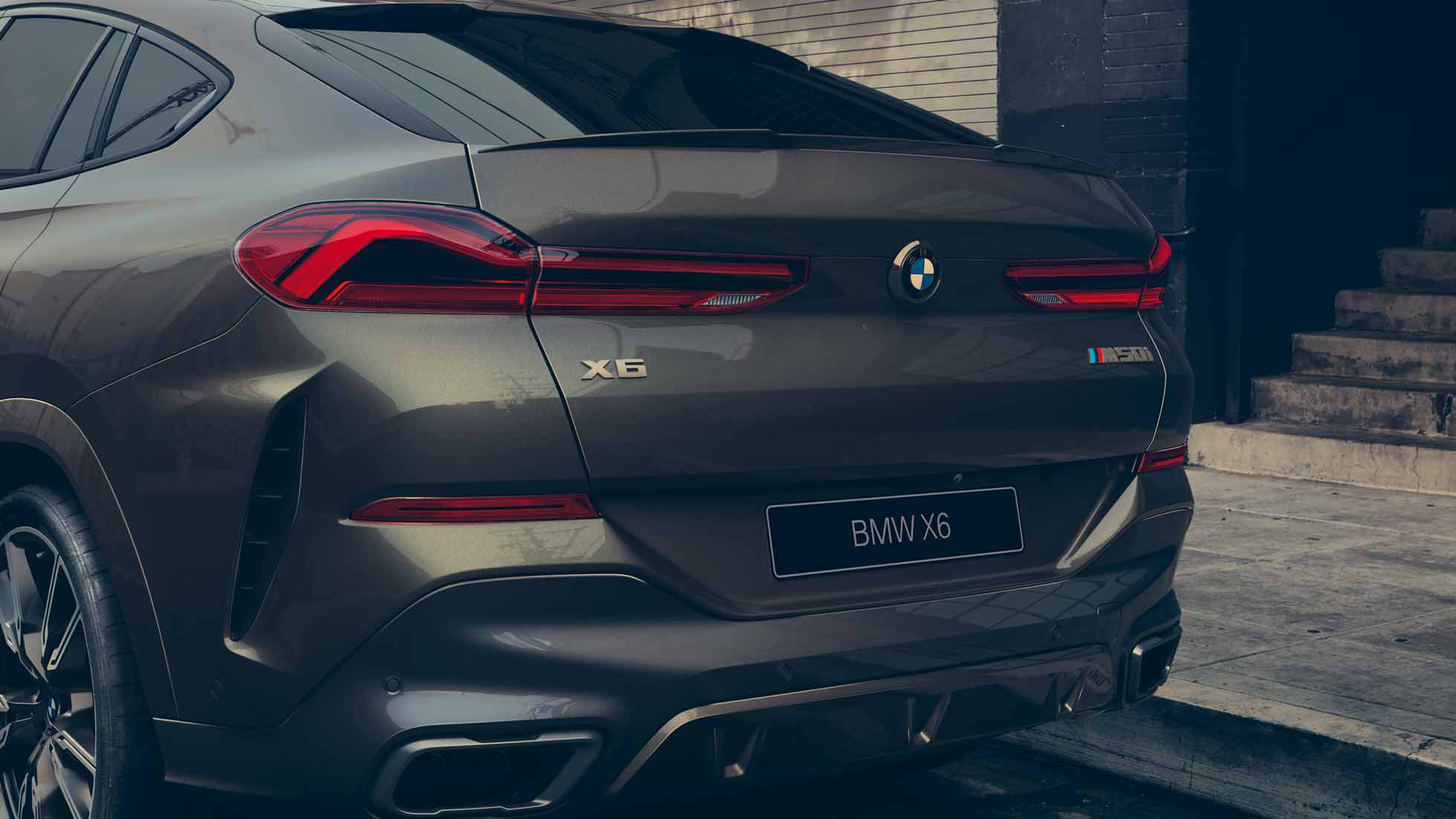 Спортивная выхлопная система M Sport в BMW X6 Крупный план спортивной системы выпуска M BMW X6
