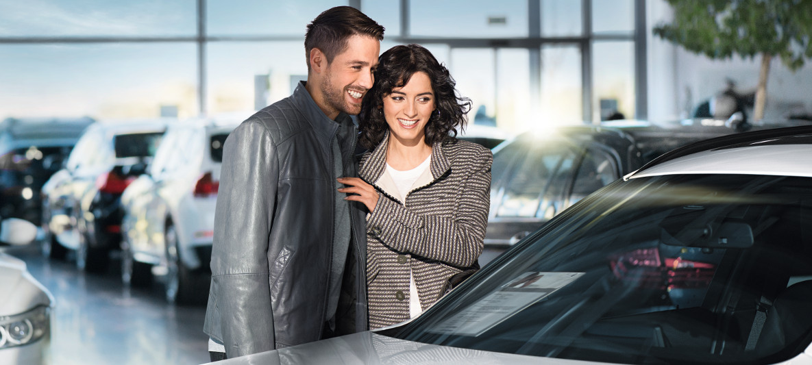 В салоне BMW. Клиенты в салоне BMW, БМВ.