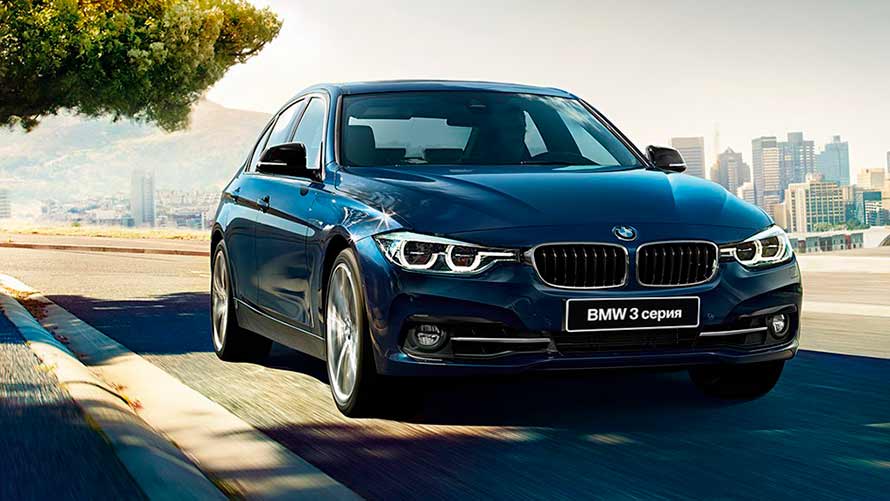 BMW 3 серии на дороге BMW 3 серии на дороге