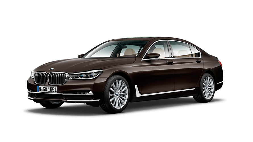 BMW 750Li xDrive Бразильская Вишня, вид спереди с поворотом в три четверти. БМВ 7 серии, BMW 750Li xDrive Бразильская Вишня, вид спереди с поворотом в три четверти.