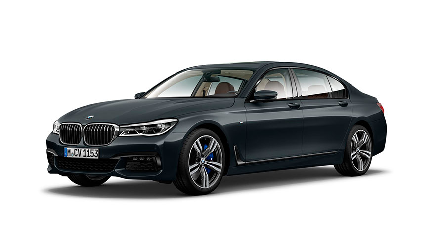 BMW 750Li xDrive Серый Сингапур, вид спереди с поворотом в три четверти. БМВ 7 серии, BMW 750Li xDrive Серый Сингапур, вид спереди с поворотом в три четверти.