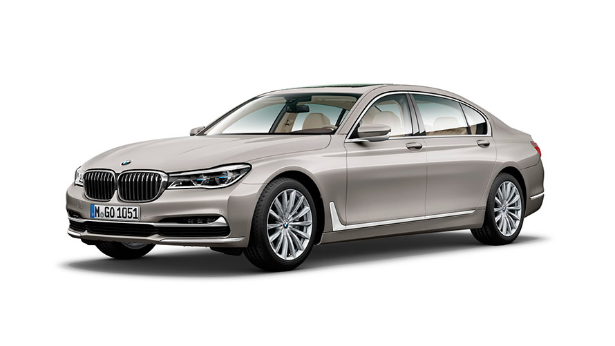 BMW 750Li xDrive Серебристый Кашемир, вид спереди с поворотом в три четверти. БМВ 7 серии, BMW 750Li xDrive Серебристый Кашемир, вид спереди с поворотом в три четверти.