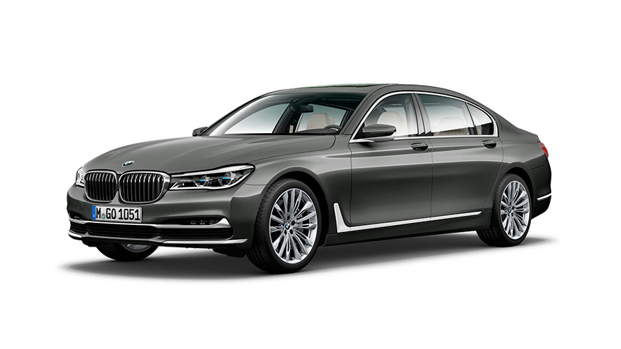 BMW 750Li xDrive Серый Магеллан, вид спереди с поворотом в три четверти. БМВ 7 серии, BMW 750Li xDrive Серый Магеллан, вид спереди с поворотом в три четверти, внешний вид.