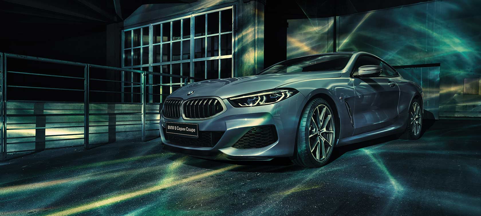 BMW 8 серии, вид спереди с поворотом в три четверти BMW 8 серии Coupe в городе, вид спереди с поворотом в три четверти.