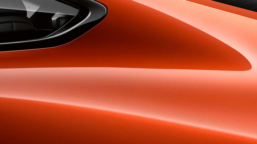 BMW 8 серии Coupe, задняя стойка крупным планом Задняя стойка BMW 8 серии Coupe цвета «Оранжевый Закат металлик».