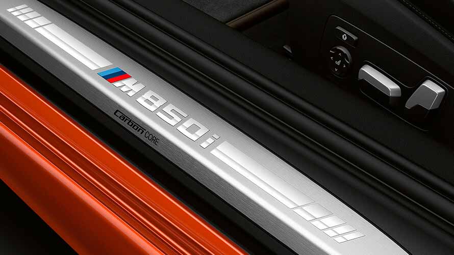 BMW 8 серии Coupe, накладка на порог «M850i» Накладка на порог BMW 8 серии Coupe с эмблемой «M850i» крупным планом.