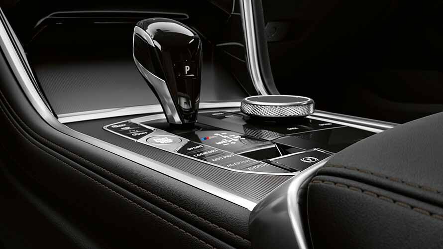BMW 8 серии Coupe, центральная консоль Центральная консоль BMW 8 серии Coupe крупным планом.
