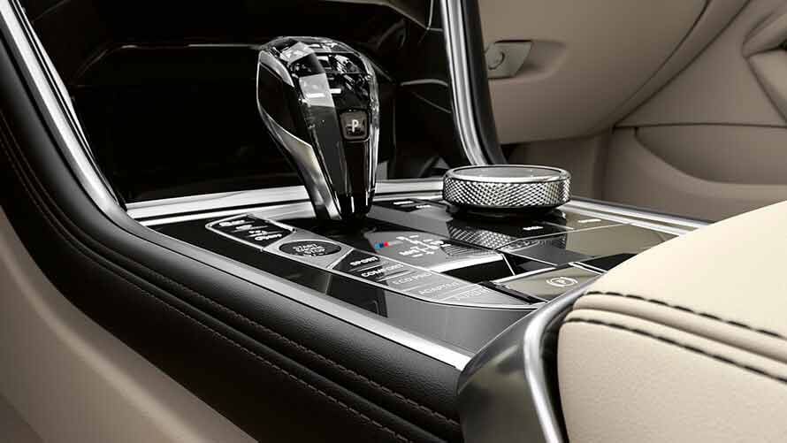 BMW 8 серии Coupe, центральная консоль Центральная консоль BMW 8 серии Coupe крупным планом.
