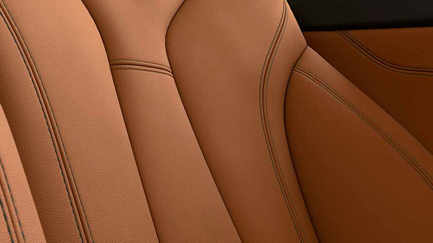 BMW 8 серии Coupe, обивка Обивка и прострочка BMW 8 серии Coupe крупным планом.