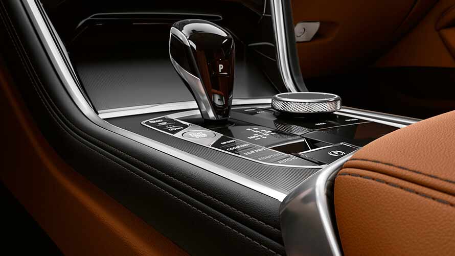 BMW 8 серии Coupe, центральная консоль Центральная консоль BMW 8 серии Coupe крупным планом.