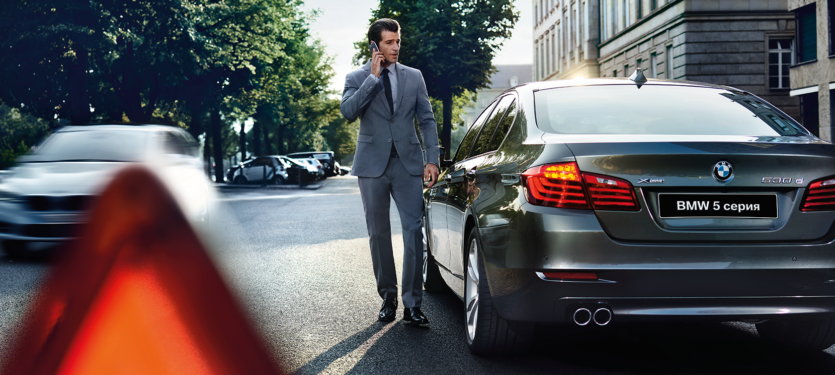 BMW 5 серия, со знаком аварийной остановки. BMW 5 серия, со знаком аварийной остановки, Road Assistance.