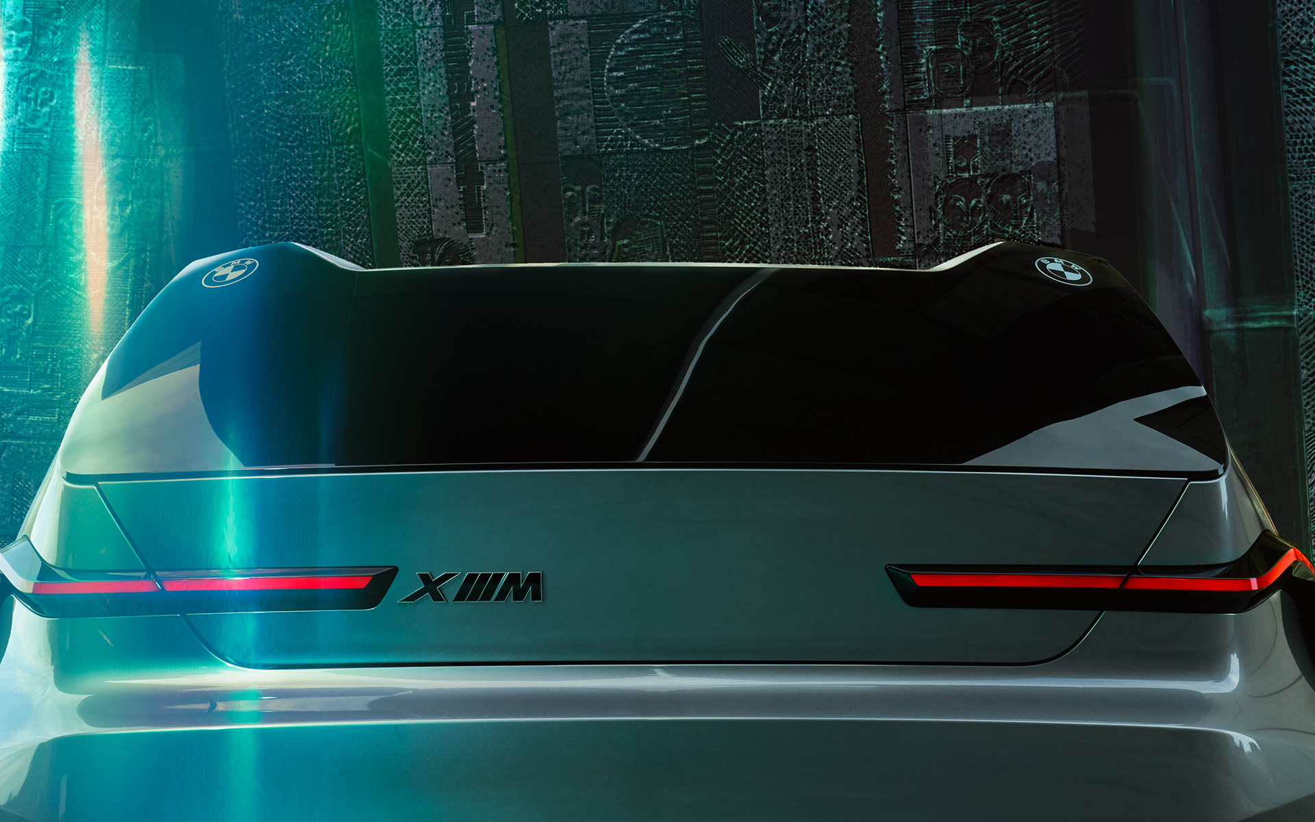 BMW Concept XM (G09) вид сзади в статике, заднее стекло крупным планом BMW Concept XM (G09) вид сзади в статике, заднее стекло крупным планом