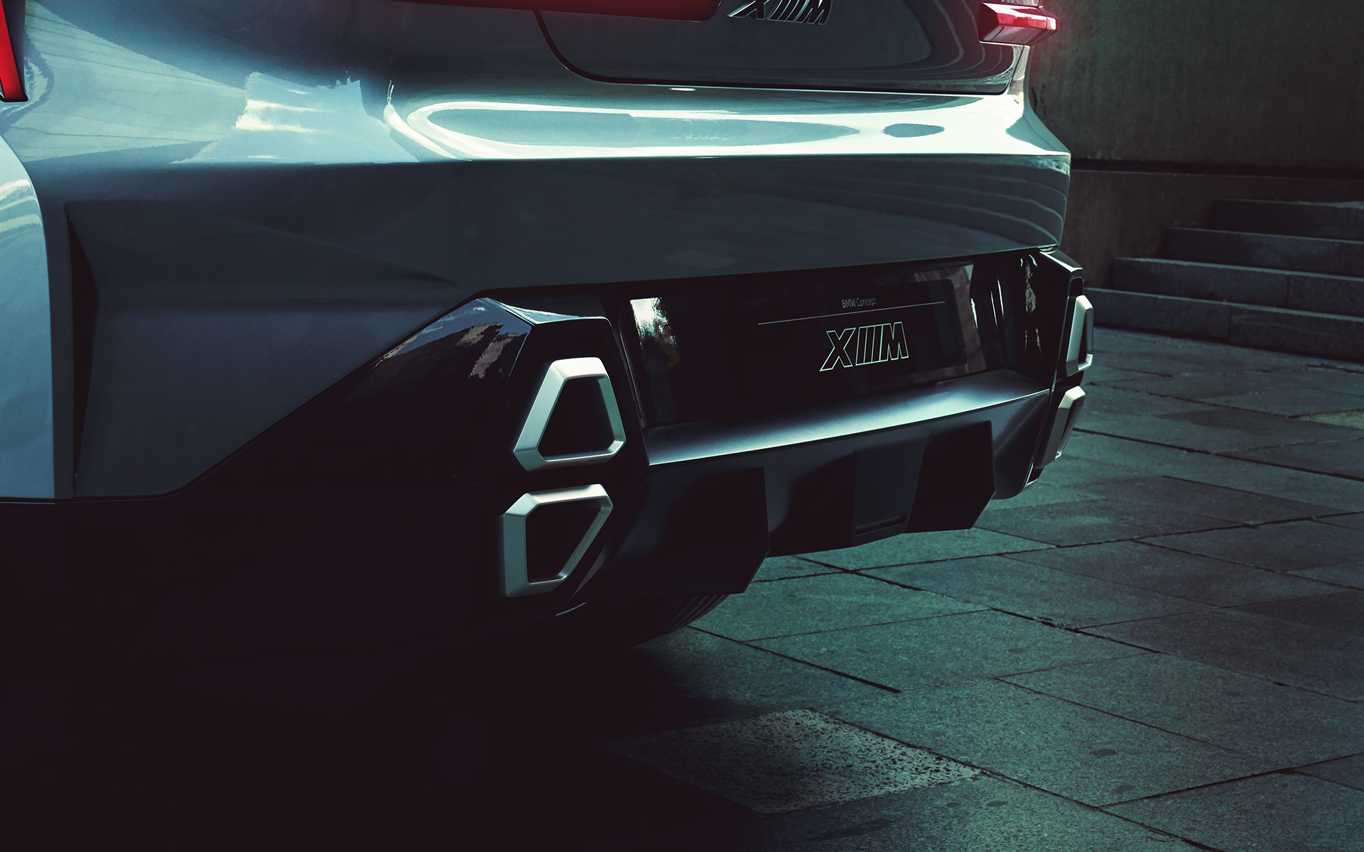 BMW Concept XM (G09) вид сзади в три четверти, выхлопные патрубки крупным планом BMW Concept XM (G09) вид сзади в три четверти, выхлопные патрубки крупным планом