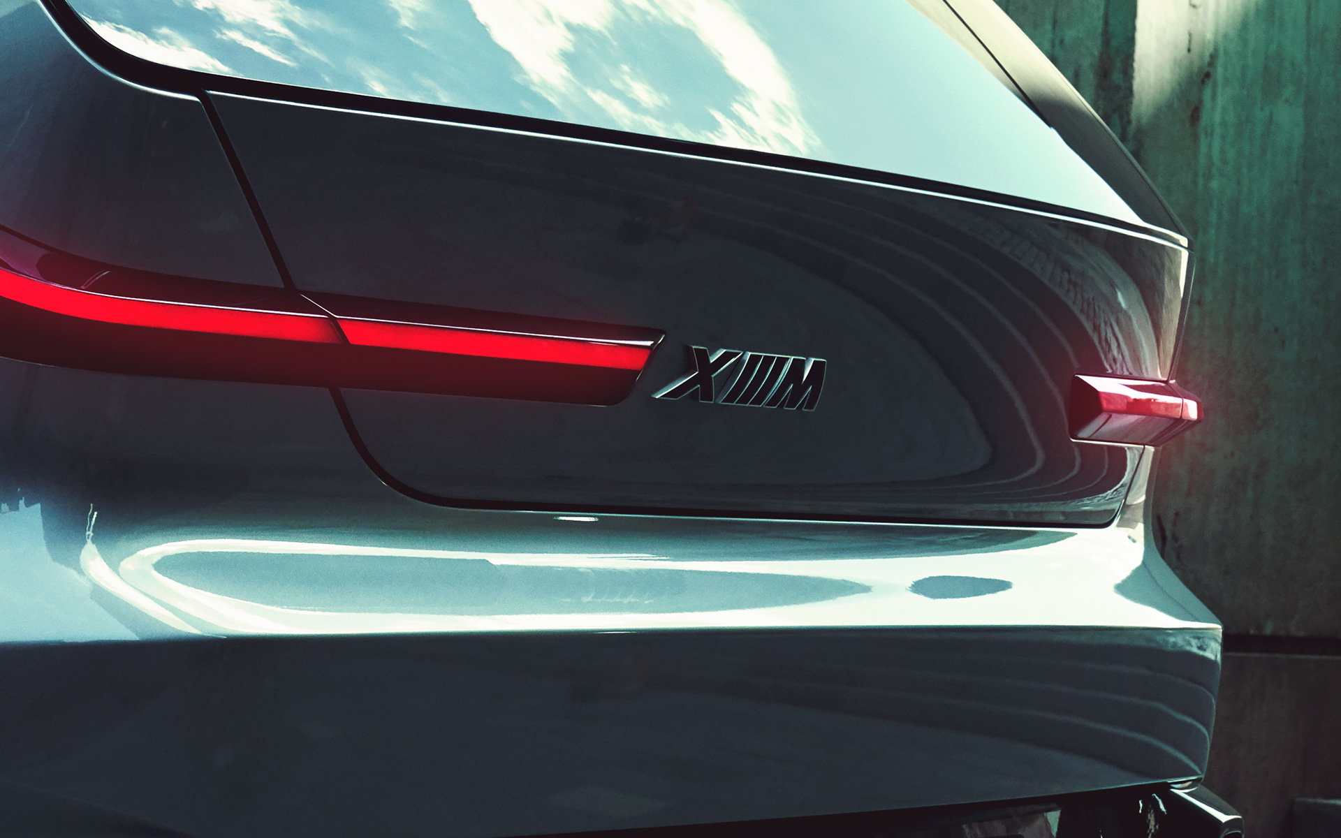 BMW Concept XM (G09) вид сзади в три четверти, логотип XM крупным планом BMW Concept XM (G09) вид сзади в три четверти, логотип XM крупным планом