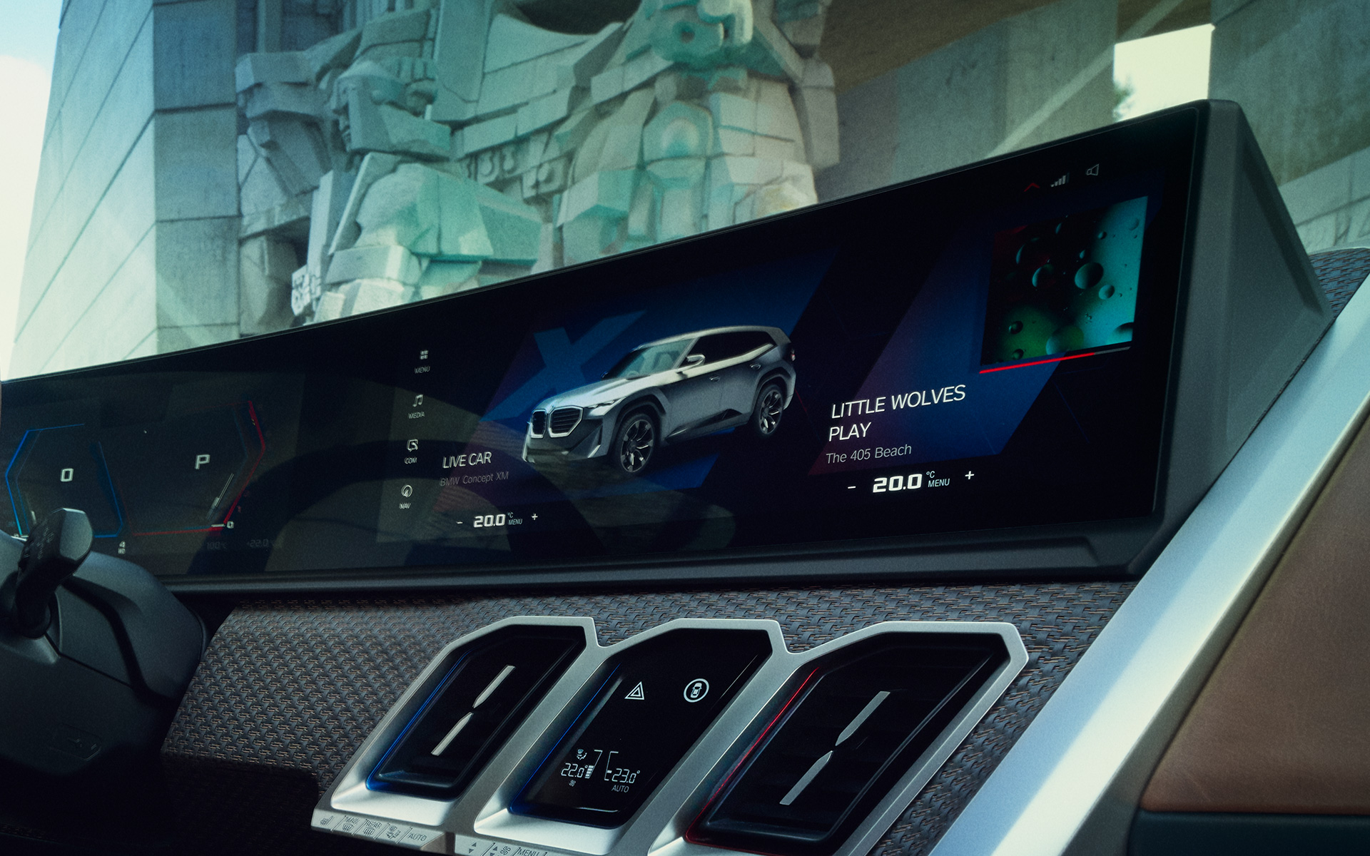 BMW Concept XM (G09) кокпит, вид салона, изогнутый дисплей BMW крупным планом BMW Concept XM (G09) кокпит, вид салона, изогнутый дисплей BMW крупным планом