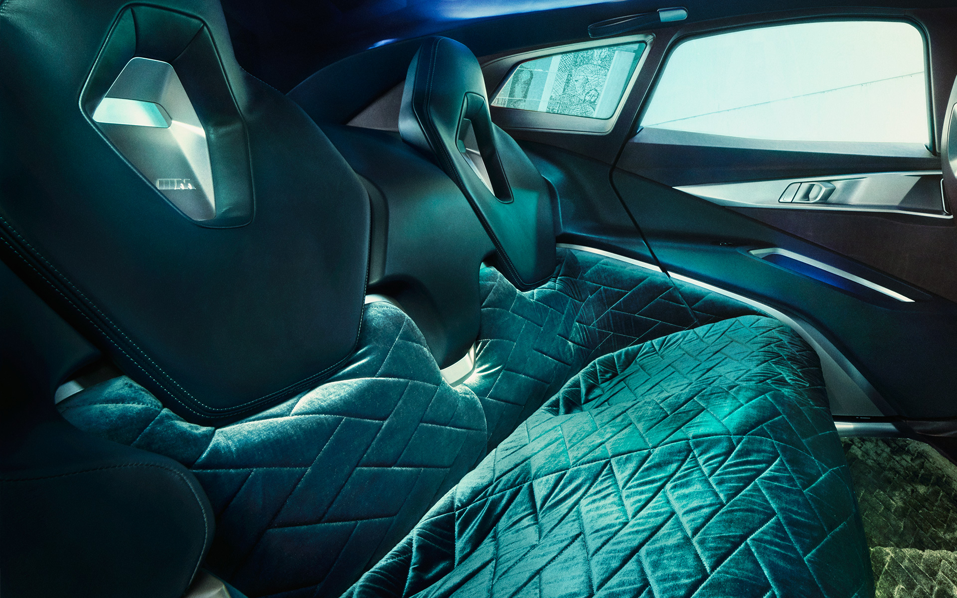 BMW Concept XM (G09) задняя часть салона, сиденье крупным планом BMW Concept XM (G09) задняя часть салона, сиденье крупным планом