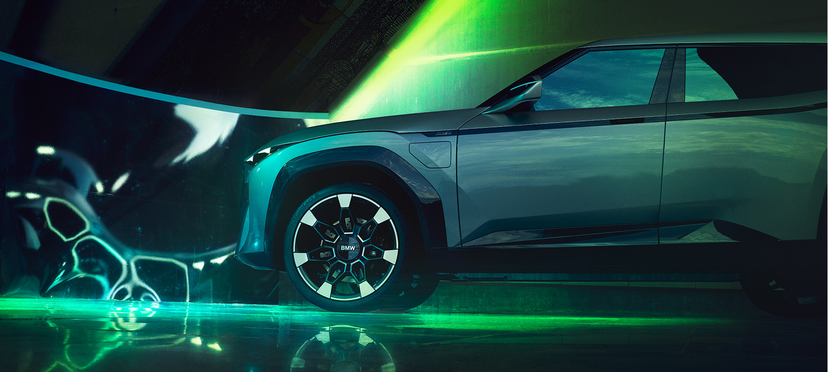 BMW Concept XM (G09), вид сбоку в статике BMW Concept XM (G09), вид сбоку в статике