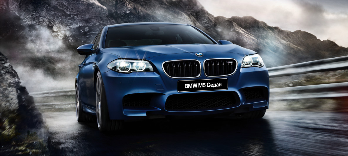 BMW M5 Седан, вид спереди, в горах. BMW M5 Седан, вид спереди, в горах, БМВ.