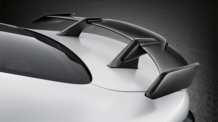 Облик автомобиля дополняет карбоновый спойлер Облик автомобиля дополняет карбоновый спойлер
