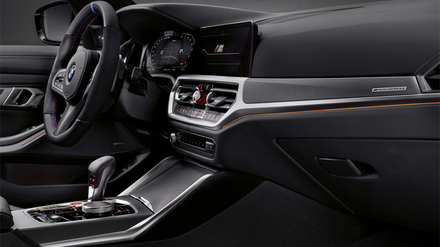 Спортивный интерьер с декоративными планками из карбона Спортивный интерьер с декоративными планками из карбона