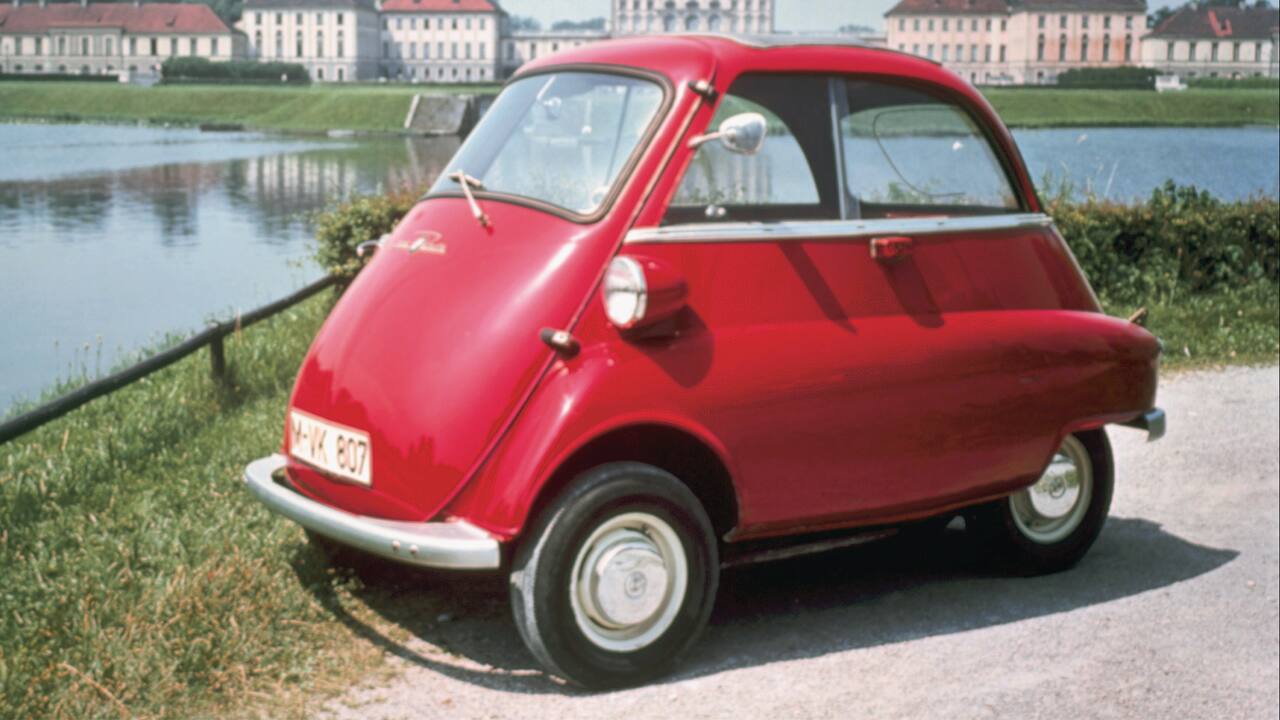  Простой и функциональный дизайн сделал Isetta, который вы видите здесь перед дворцом Нимфенбург в Мюнхене, иконой дизайна…