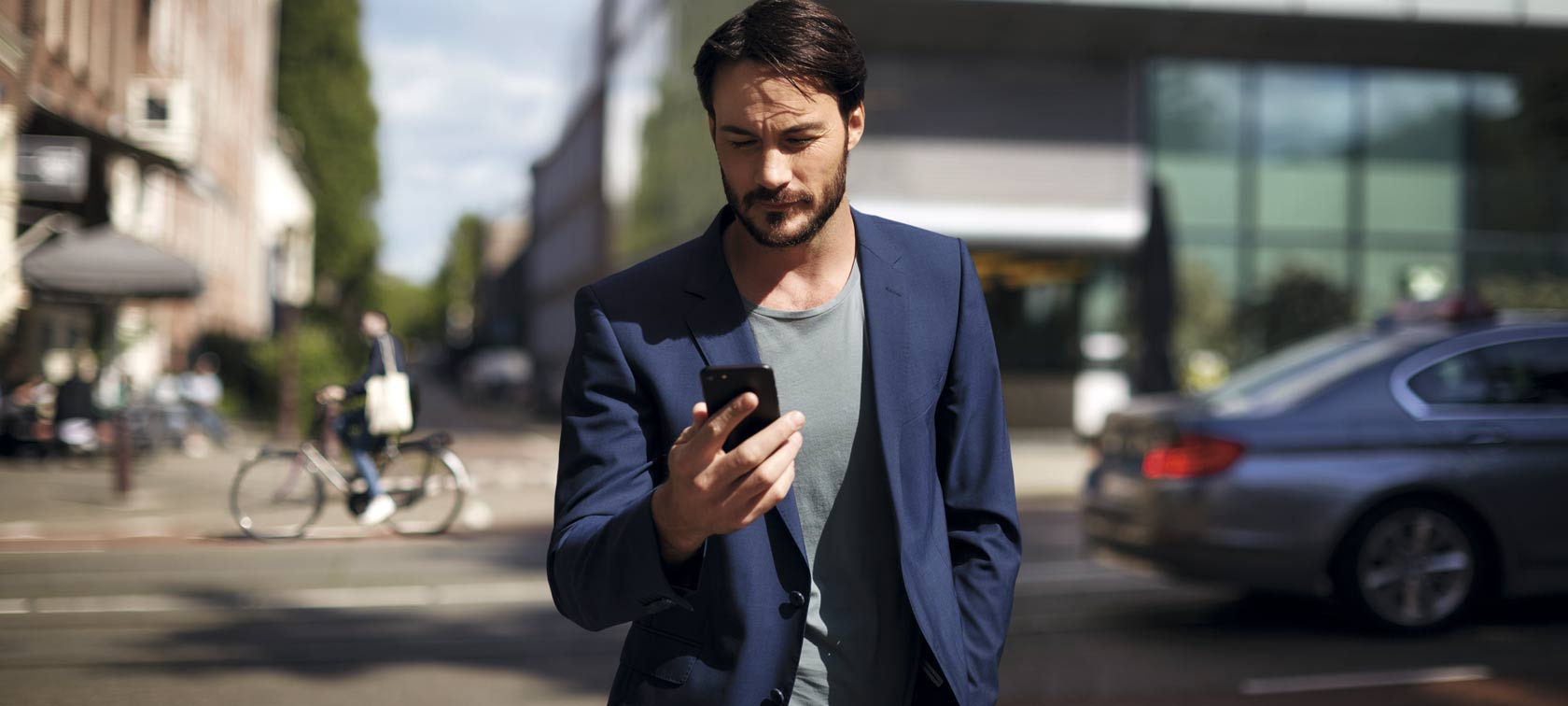Мужчина с телефоном на фоне BMW. Мужчина с телефоном на фоне БМВ, BMW.