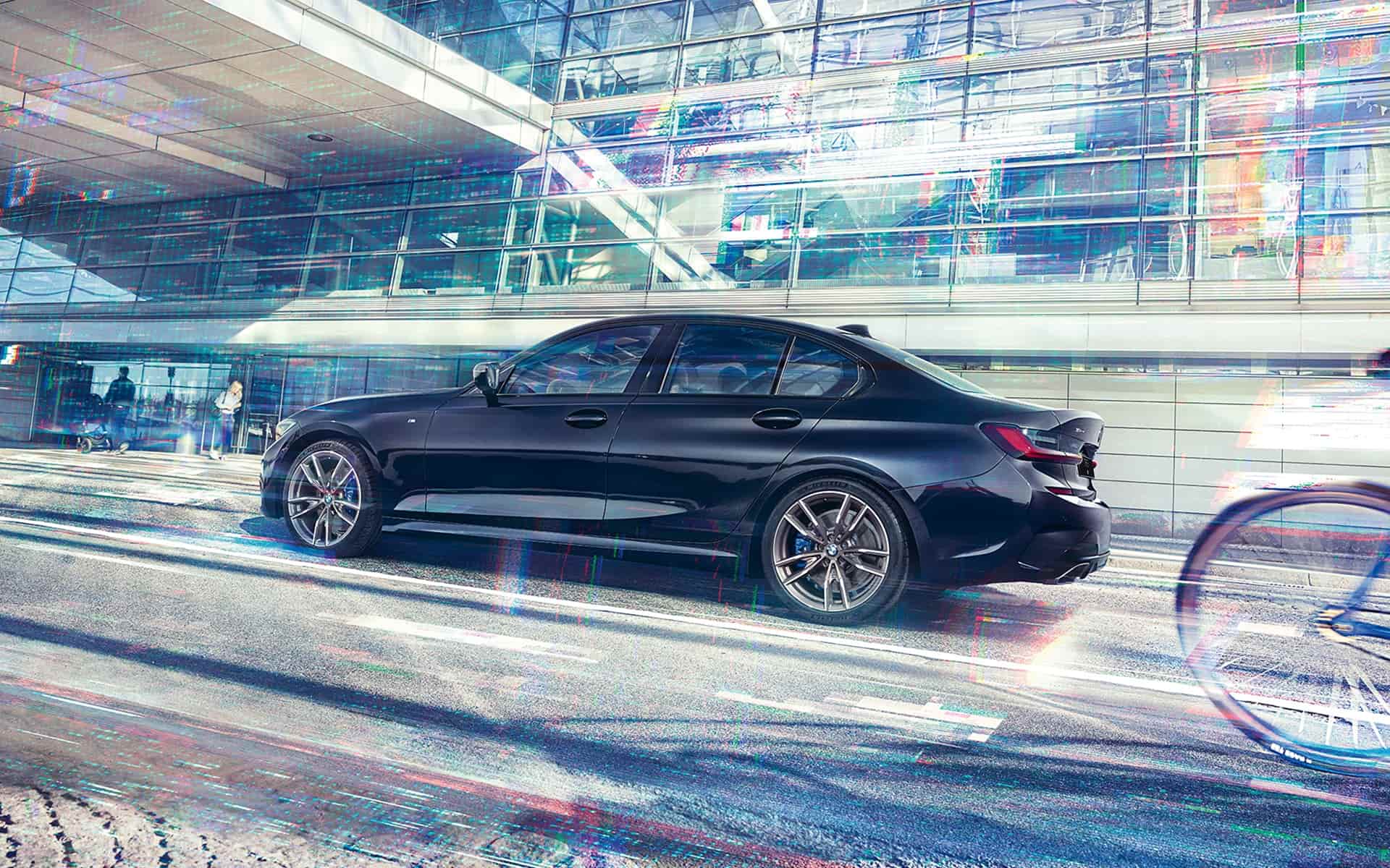 BMW M340i xDrive G20 2020 "Черный Сапфир металлик", вид сбоку в движении