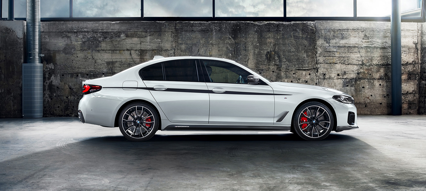 Пакет M Performance для BMW 5 Серии (G30). BMW 5 Серии (G30), вид спереди с поворотом в три четверти, БМВ.