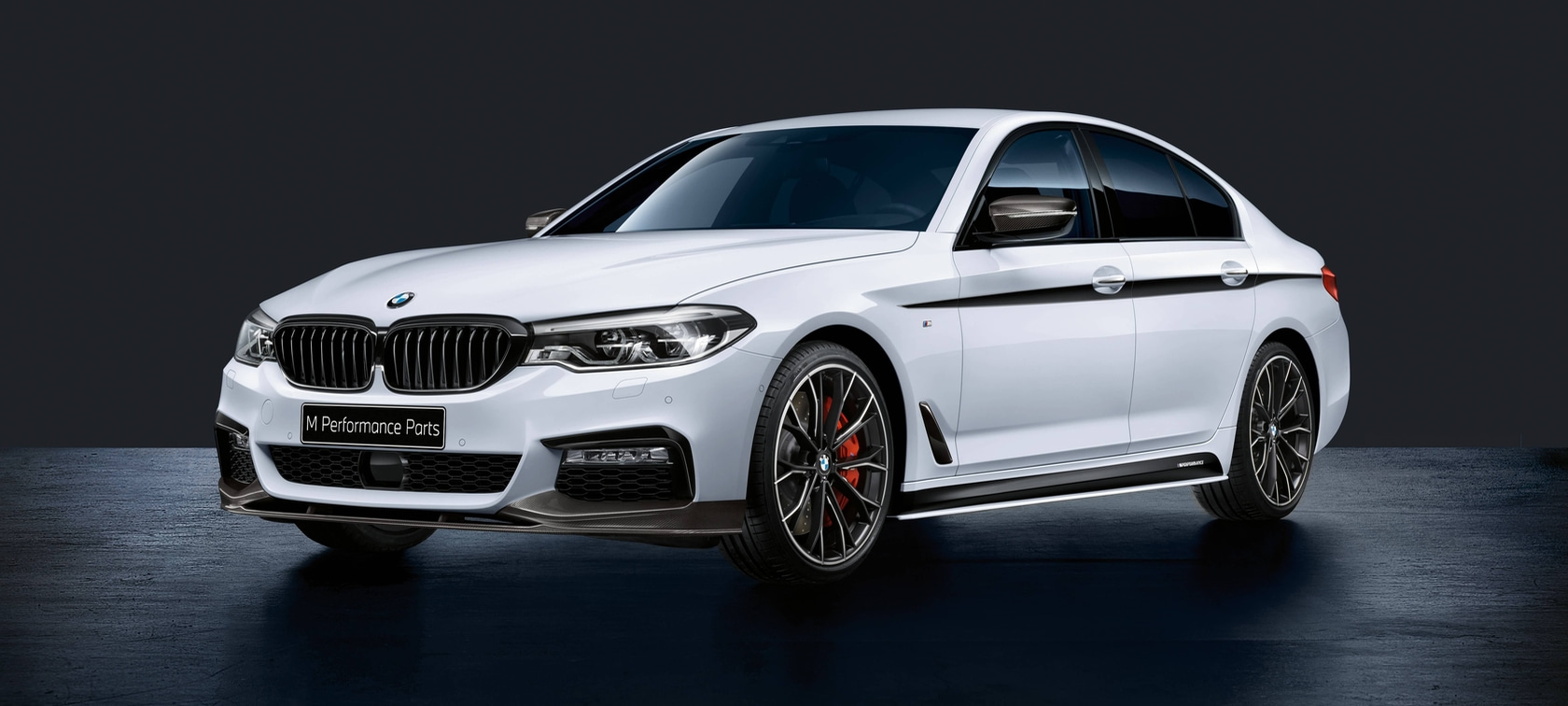 Пакет M Performance для BMW 5 Серии (G30). BMW 5 Серии (G30), вид спереди с поворотом в три четверти, БМВ.